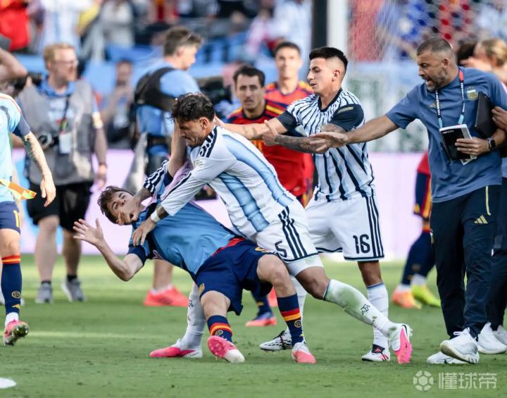 阿邦拉霍:帕雷德斯是懦夫,FIFA应禁止他参加下一届世界杯