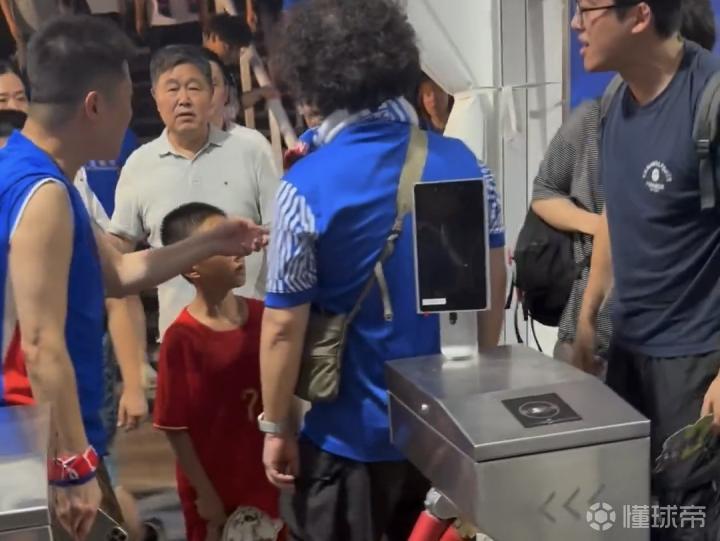 徐汇警方通报：三名男子辱骂身着非主场队服男童父亲，因寻衅滋事被行政拘留